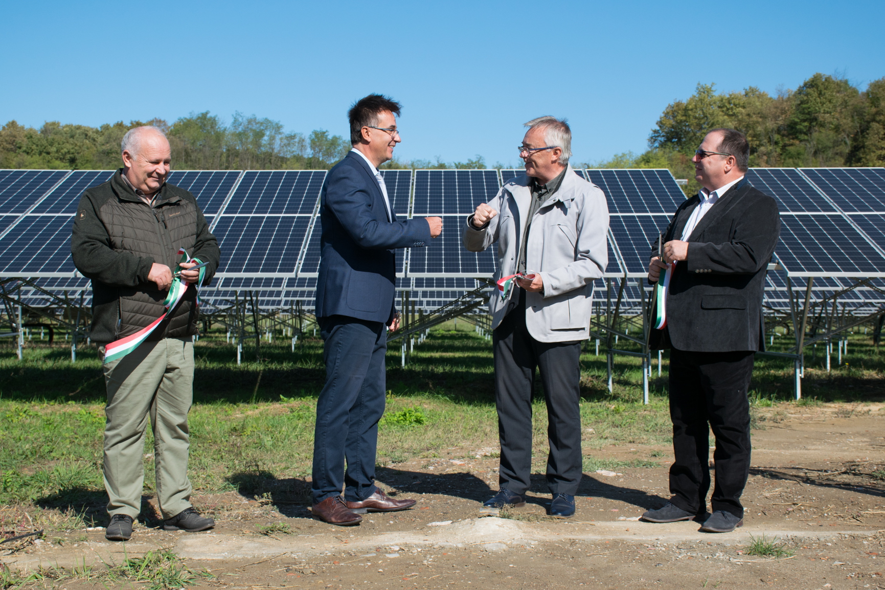 Villánykövesdi napelempark átadó. Fotó: dr. Tárnai Márta. Balról jobbra haladva: Róth András Ervin polgármester, dr. Keresztes Attila Astrasun igazgató, Hargitai János országgyűlési képviselő, Vörös Péter Téglagyári Naperőmű Kft., tulajdonos. Parola a villánykövesdi napelempark átadón / Astrasun.hu